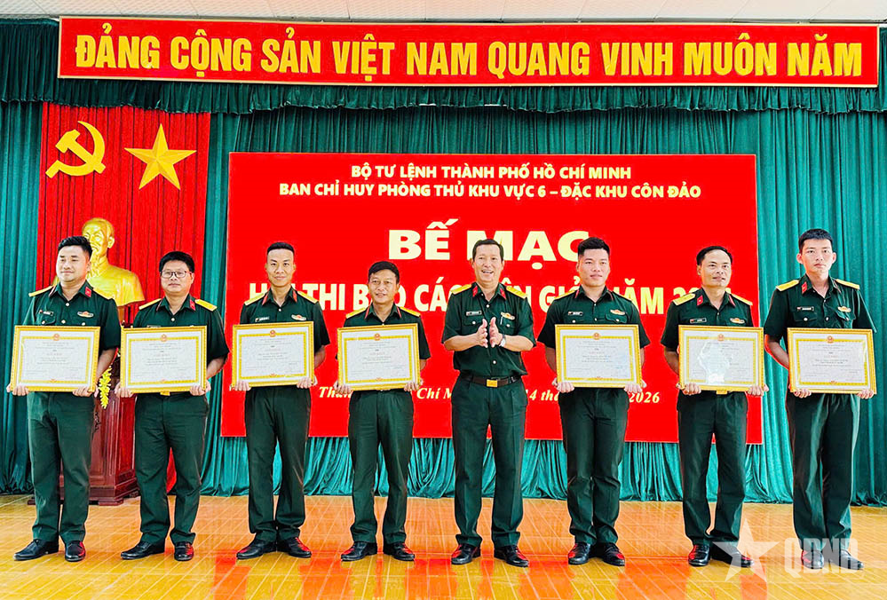 Ban chỉ huy Phòng thủ khu vực 6 - Đặc khu Côn Đảo khen thưởng 7 báo cáo viên tiêu biểu